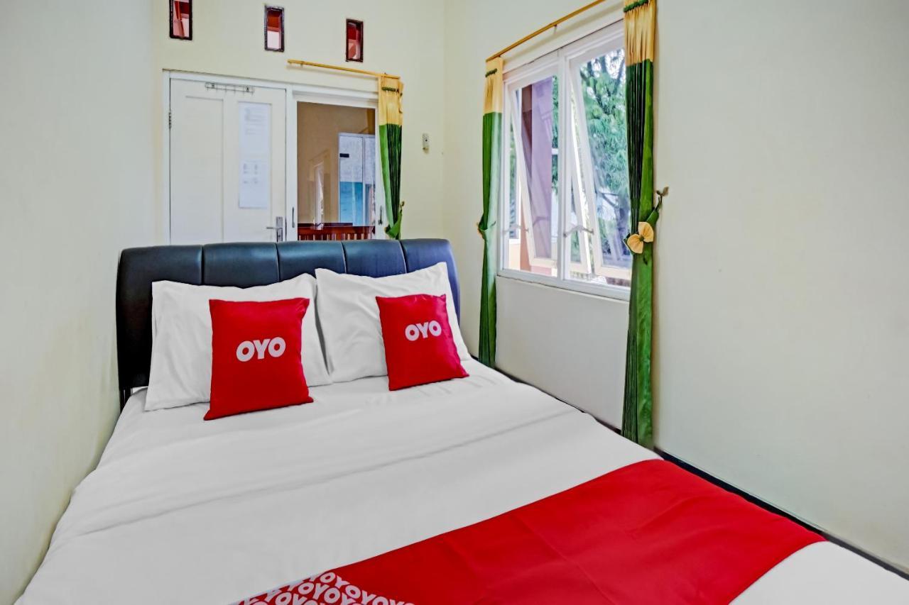 Oyo 3298 Bromo Guest House Family Malang Exterior foto